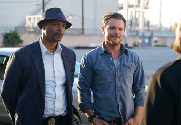 LETHAL WEAPON: Pictured L-R: Damon Wayans and Clayne Crawford in the series premiere episode of LETHAL WEAPON airing Wednesday, Sept. 21 (8:00-9:00 PM ET/PT) on FOX. ©2016 Fox Broadcasting Co. CR: Richard Foreman/FOX